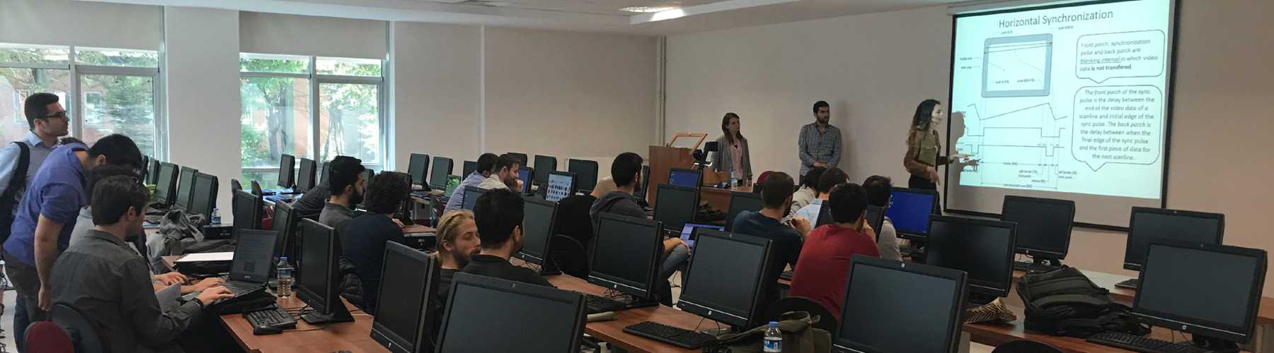 Hacettepe EEM bilgisayar laboratuvarında ders yapan öğrenciler